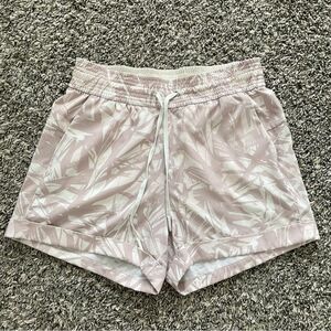Lululemon Shadow Leaf/Light Ivory Muse Spring Break Away 3" Shorts Women…